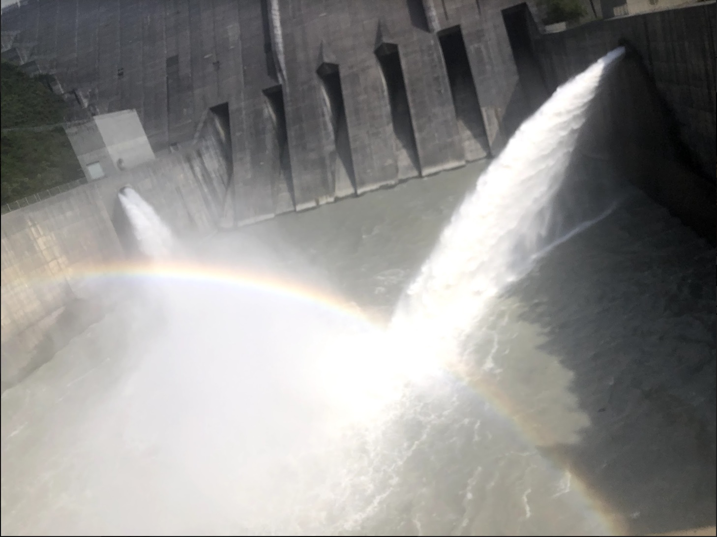 長島ダム 低水放流と水位維持管理用放流がつくりだす虹