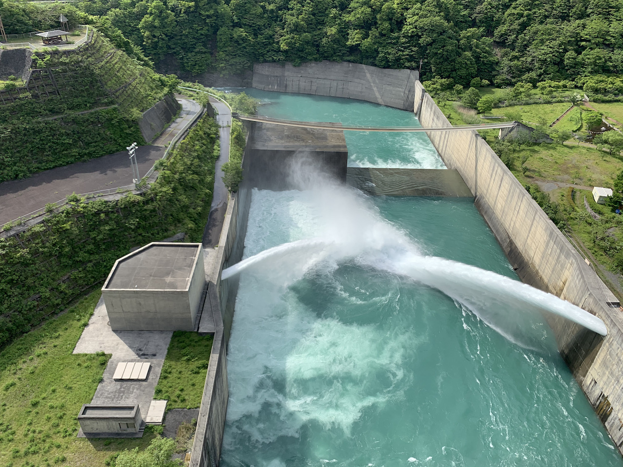 長島ダム 低水放流と水位維持管理用放流が織りなす水の芸術