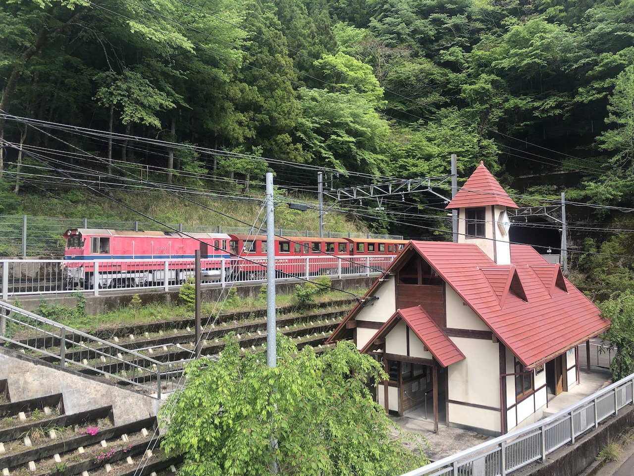 大井川鐵道井川線 長島ダム駅とアプト式列車