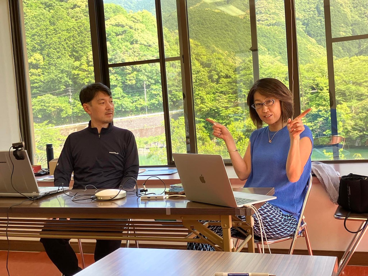 島ノ瀬ダム管理事務所で対談する島田由香さんと沢渡あまねさん