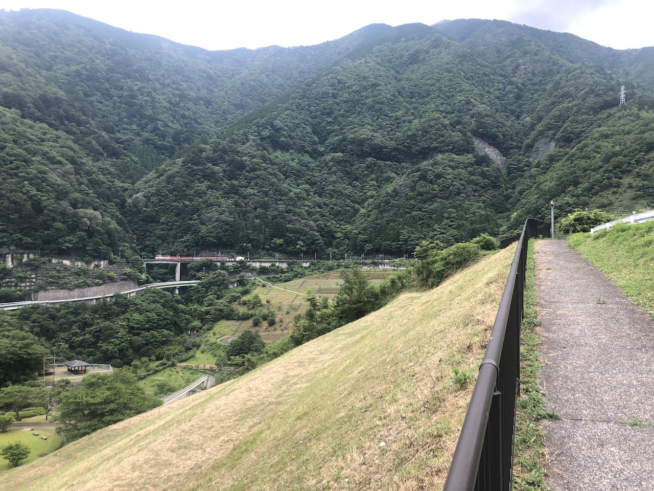 長島ダム 展望台への歩道
